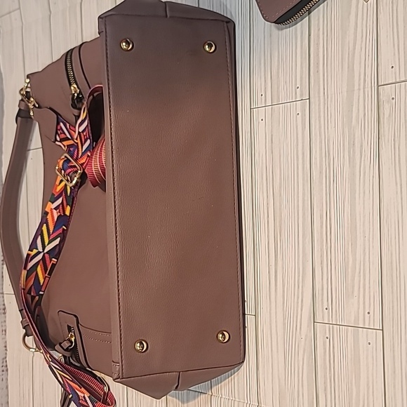 Faux pebbled leather look shoulder bag with wallet - Picture 10 of 10